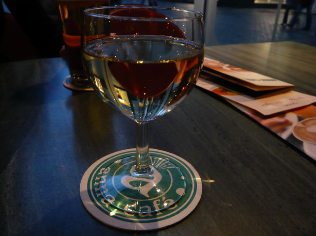 まずは白ワインで身体を温めて・・・