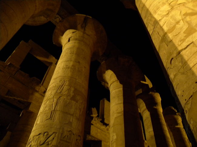 いきなり夜景から<br /><br />カルナック大神殿のライトアップは、音と光のショーに出かければ見ることができます！<br />大列柱室のライトアップだけでも見る価値ありです．<br />（ピラミッドorアブシンベルのショーをお勧めします）<br /><br />ショーは開催時間前にカルナック神殿のスフィンクスの前までずかずか入って行けばチケットを買えます。<br /><br /><br />