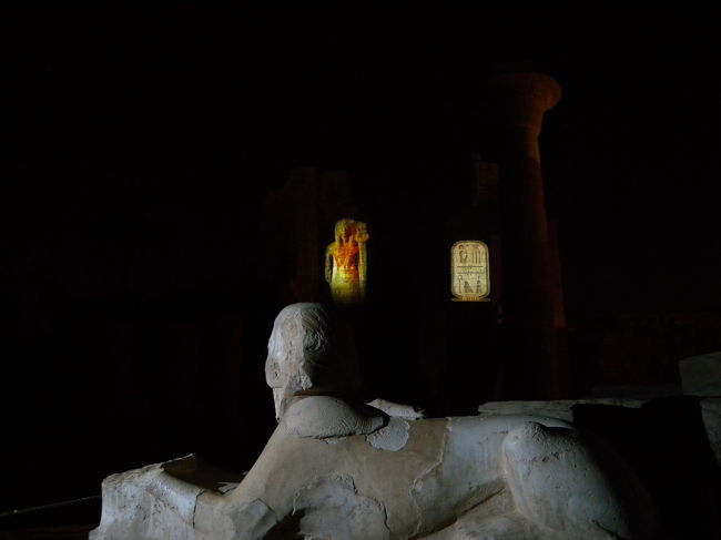 ショーを見ながら大神殿を進みます．