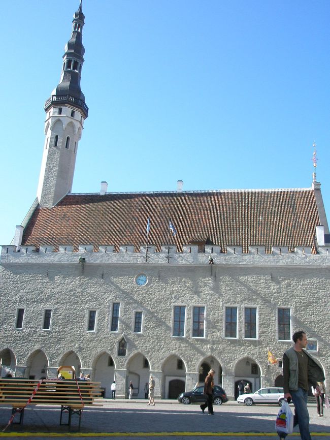 翌朝、早起きして再び旧市街地観光。<br /><br />もう旅行5日目ですが、ずっと天気に恵まれています。有難いですね！<br /><br />旧市街地の中心、旧市庁舎（下町地区）のてっぺんには「ヴァナ・トム（トムおじいさん）」が立っています。<br />