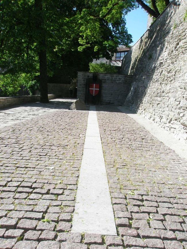 「タリン」とは、エストニア語で「デンマーク人の都市」という意味です。<br /><br />１２１９年、デンマーク王バルデマー２世が十字軍を率いて侵攻し、ここにトームペア城を築いたことに由来しています。<br /><br />そして、ここはデンマーク国旗の起源となった場所です。