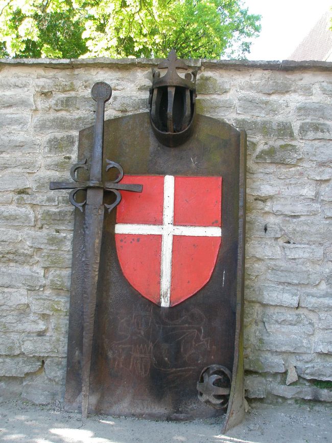 エストニア人との戦いで窮地に陥ったデンマーク王が神に祈ったとき、このような旗が舞い降りてきて、それに鼓舞された王は砦を陥落させることが出来たとの言い伝えからデンマークの国旗が出来上がったといわれています。<br /><br />ひっそりと隠れたところにこのデンマーク王の場所はありました。<br />