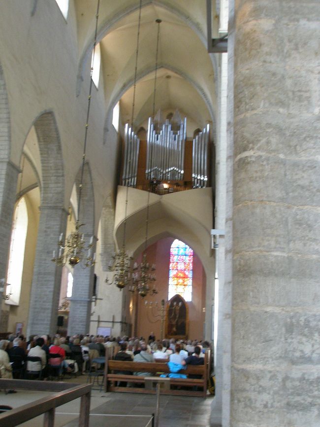 その後、再び「下町」に戻り、タリンのシンボル「聖ニコラス教会」に入りました。<br /><br />船乗りの守護聖人ニコラスに捧げられ、１３世紀にドイツ商人居住区に建てられた教会です。<br />ところが、第二次世界大戦中、空襲で破壊されたために、<br />現在は修復されて博物館とパイプオルガンのコンサート･ホールとして活躍しています。<br /><br />「死のダンス」という、生者と死者が一緒にダンスを踊っている絵があります。<br />中世に普及したモチーフだそうです。すごいインパクトのある絵でした。