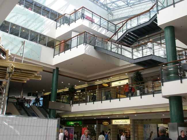 昨日も来たあのターミナルビルへ。<br />デパートが併設されています。<br /><br />デパートにしては暗いイメージですが、それでも近代的な感じですね。<br />