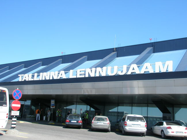 新市街ターミナルから空港バスでタリン空港へ。<br /><br />ここがタリン空港です。<br />いかにも旧共産圏の空港です。東欧の空港を思い出しました。<br /><br />空港にはショッピングエリアが一切ありませんでした。
