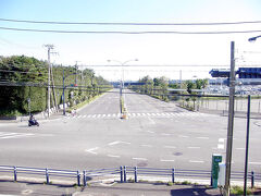 同交差点。
左手は浦安駅方面。右手はディズニー方面。
直進はシルク・ドゥ・ソレイユ・シアター東京方面。