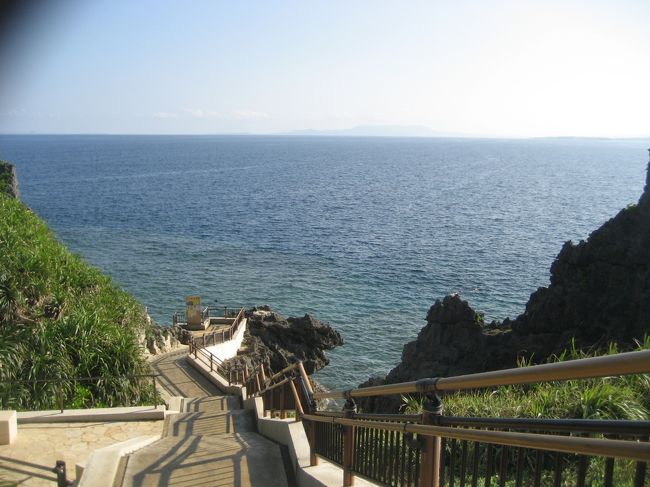 ついにやって来ました、真栄田岬！！<br />コレが噂に聞いていた階段か〜。。。<br /><br />本来、参加者4名の予定だったところ、他の2名がキャンセルとなった為、私たち＋インストラクターのお姉さんの3名での、プライベートツアーとなりました！！<br /><br />インストラクターのお姉さんの、うちなーコトバでのあいさつの後は、フィンの付け方から丁寧に説明していただき、出発〜！！