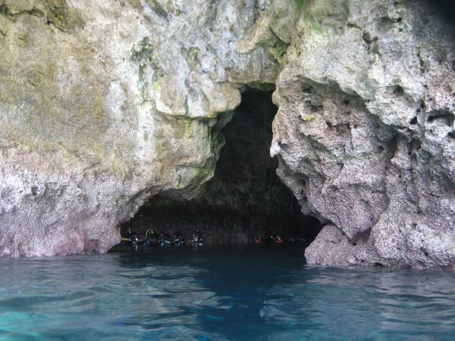 ついに洞窟の入り口が見えました！！<br />（コレは出てきたときに撮ったものなので、中には大勢の人が･･･）<br /><br />洞窟に入ってからは、イントラのお姉さんの指示で<br />OKの合図があるまで目をつぶります。<br />そしてお姉さんが持つフロートのロープにつかまり引っ張っていってもらいます。