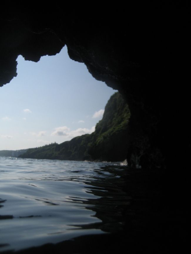 洞窟の中から見える景色