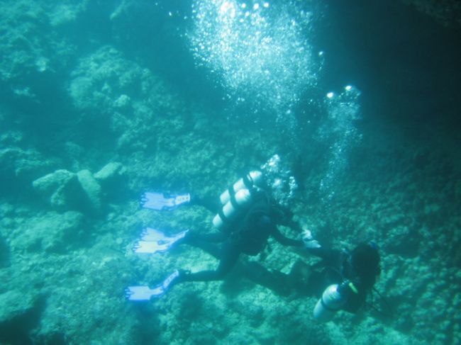 ダイバーが洞窟に入ってきました