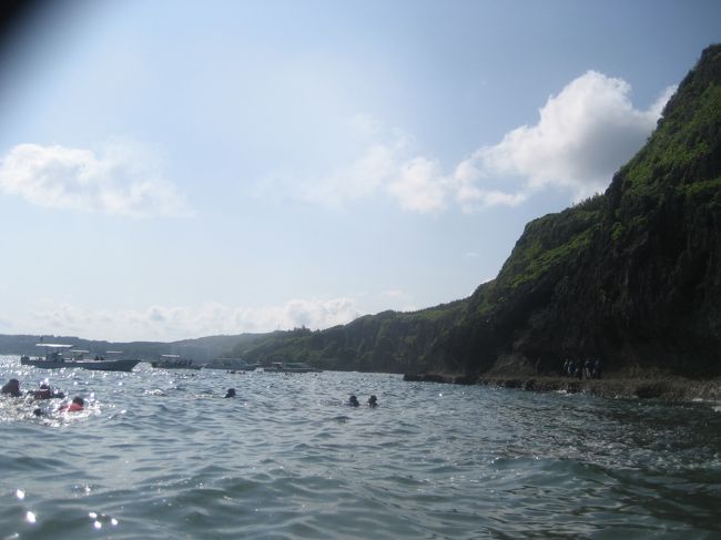 帰る頃には、ボートも人もどんどん増えていました。<br /><br />混みあう前の時間でよかった〜。<br />8時スタートは、ホテル出発が早くちょっと辛いけど<br />でもコレが大正解！！<br />青の洞窟、独占です♪