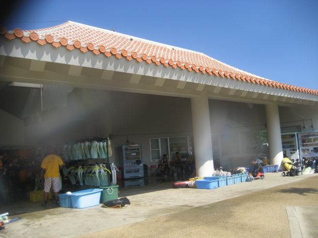 あの階段を上がってきたらお茶を頂き、ゆっくりする間もなく、すぐに送迎車にてショップへ。<br /><br />『アイランド倶楽部』では、真栄田岬に機材置き場も借りているそうです。