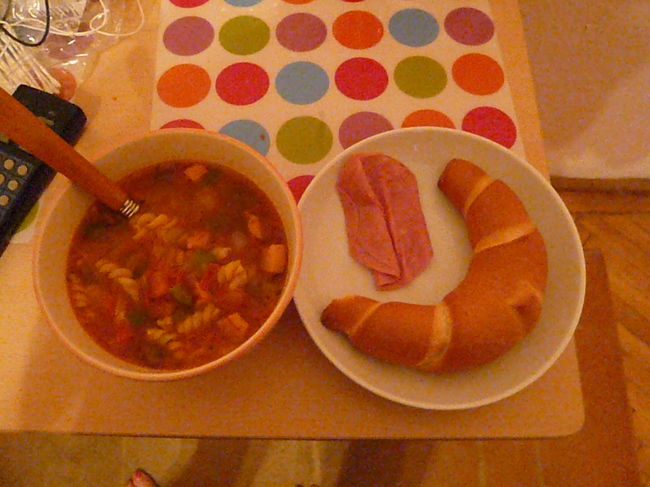 今日の朝食は近所のスーパーで購入した野菜と<br />ベーコンとチェコで買ったグラーシュのもとで<br />野菜スープグラーシュ風(笑)<br />毎日お世話になってます１０円パン＆ハム。<br />これがなかなか美味しいんです☆<br />
