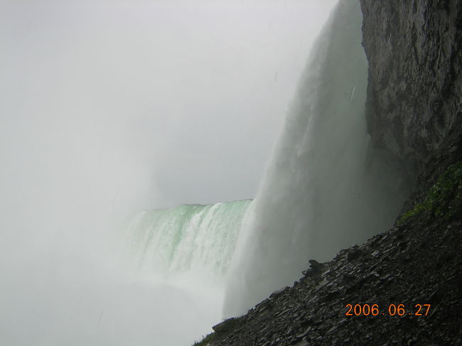 滝の裏側（超近く）から。<br />ド迫力！<br />おなかに轟音が響きます。<br />あいにくのお天気で雨と水しぶきでずぶ濡れ。<br />マイナスイオン過多状態。