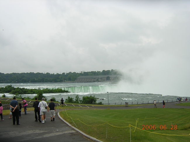 アメリカ側に渡りました。<br />ナイアガラの滝です。<br />公園が整備されていてとてもきれいです。