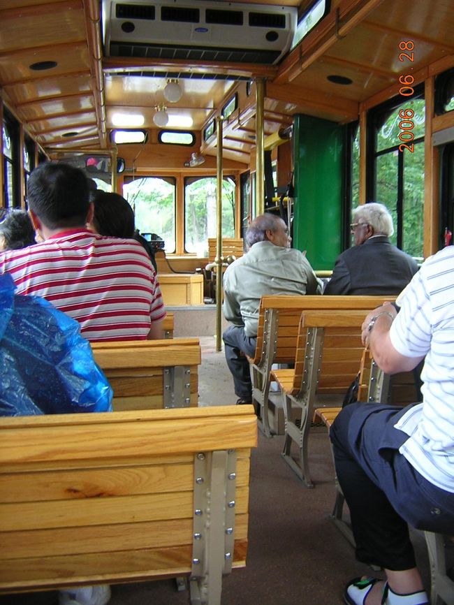 トラムに乗って移動できたりします。