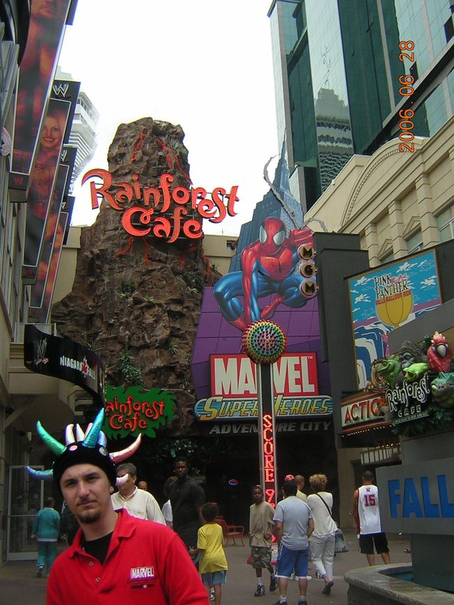 こんなふうに楽しい感じの通りが<br />広がっています。