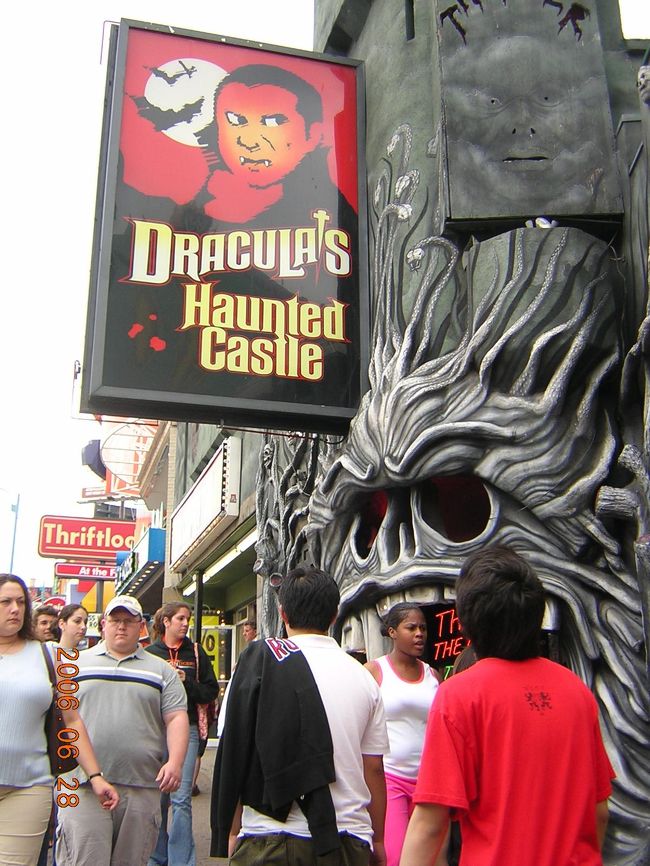 おばけ屋敷？<br />怖くて入れませんでした。。。<br />日本のおばけ屋敷とは違う怖さが<br />あります。