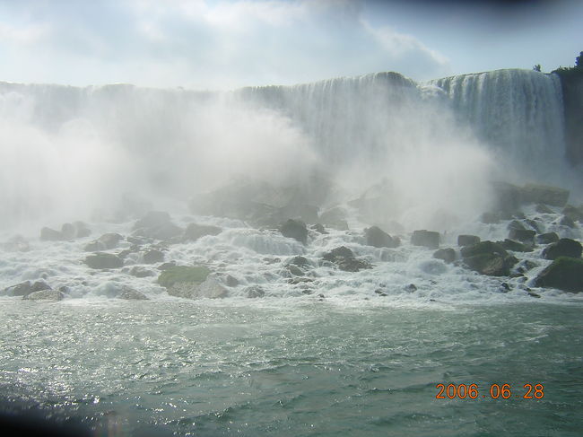 霧の乙女号より。<br />アメリカ側の滝です。<br />このフェリーは絶対乗ったほうがいいです。