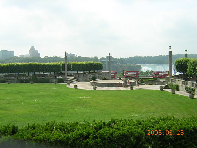 ２階建てバスはここでも走ってます。<br />赤とグリーンと青（？）のコントラストが<br />キレイです。