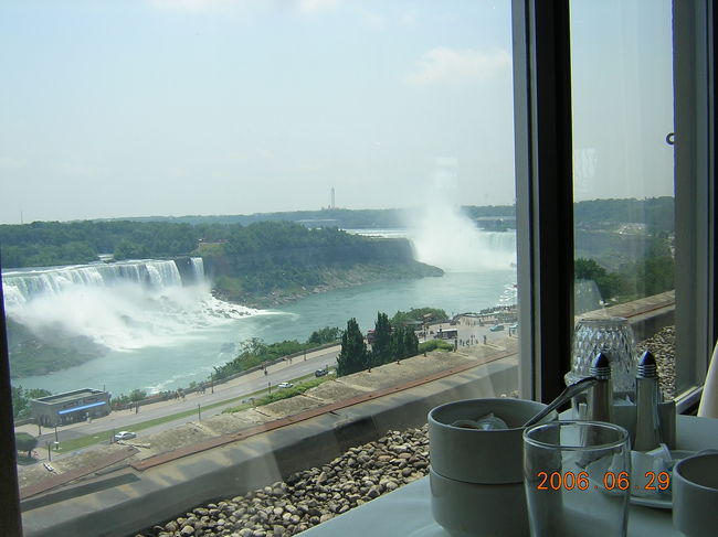 ２つの滝を眺めながらのランチ。<br />この規模の大きさ、伝わりますか？