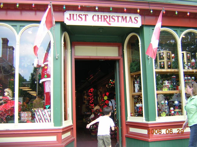 ナイアガラオンザレイクにも行ってきました。<br />注：現在６月です。<br /><br />途中アイスワインのお店によりました。<br />激甘っ！！<br />なにをつまみに食べるか聞いたところ、<br />「あまり甘くないもの。例えばチーズケーキなど」<br />とのこと。<br />チーズケーキって甘くないのですね・・・