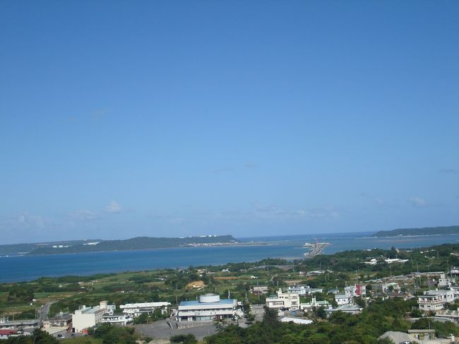 後で写真を見たら、勝連城そのものの写真を撮ってませんでした(^_^;)<br />城跡なので、特に何もないのですが･･･。<br /><br />丘の上にある城跡へ行くのは結構きつかったです。<br />上からは与勝半島と平安座島をつなぐ海中道路が見えました。<br /><br />時間があったら、あっちの方も行ってみたかったな。