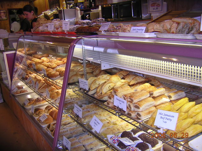何でもない光景なのですが、日本の<br />パン屋さんと違いますね。