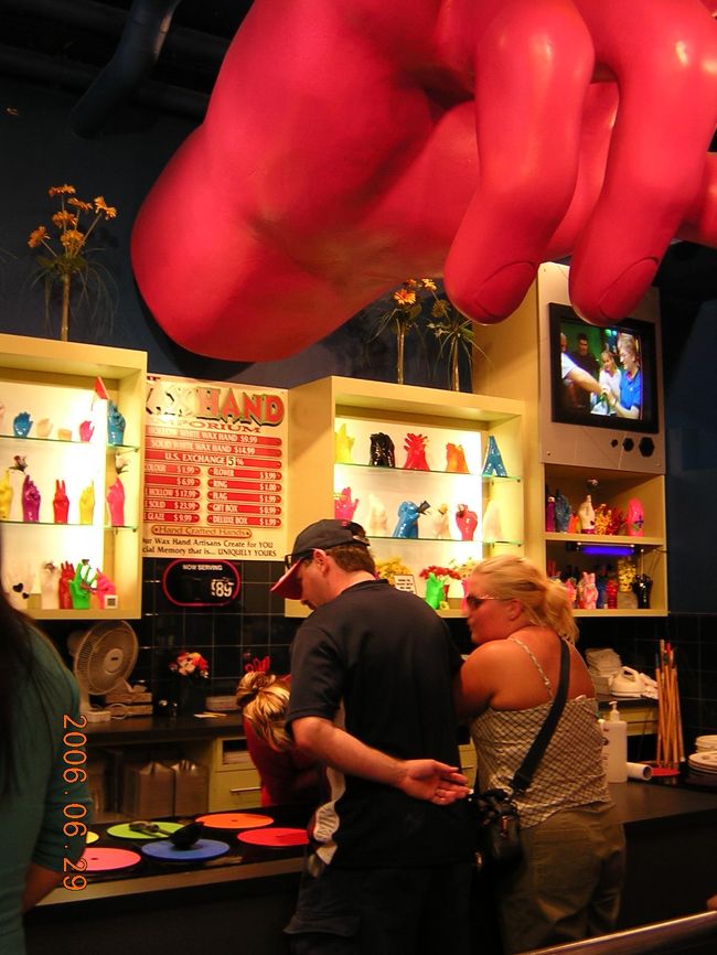 自分の手形を作ってもらえるお店。<br />手をつないで作るカップルがたくさん<br />いました。