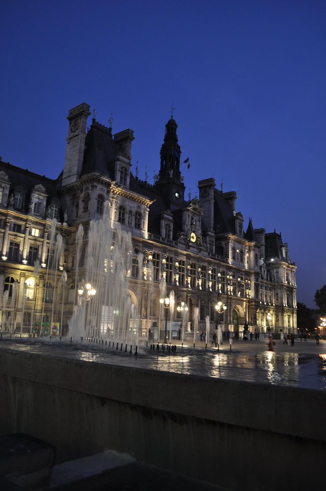 ライトアップされたパリ市庁舎。<br />夜でもブレがひどくない。さすが一眼レフ。