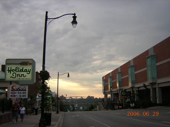 この道の先にはナイアガラの滝があります。