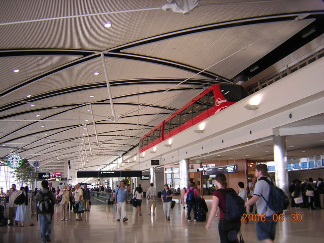 デトロイト経由。ほんとに広い空港。<br />中にモノレール？が走ってますから。