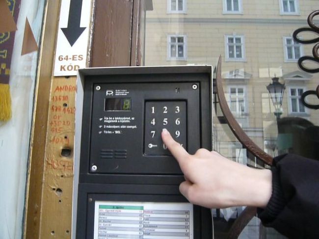 アパートに帰ってきました。<br />オートロック＆二重扉です。