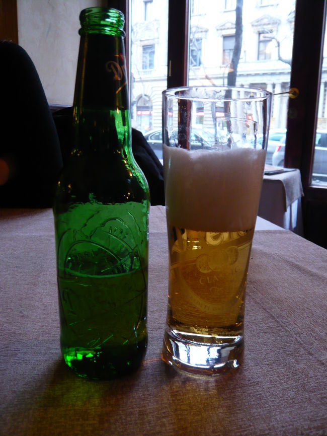 今日はちょっぴり贅沢に☆<br />レストランでお食事です。<br /><br />Wall Street Budapestというレストランだったはず<br />落ち着いた感じのお店でウェイターもとっても感じがいい!!!