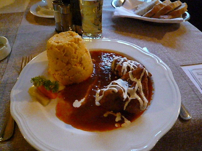 食べてみたかった！パプリカチキン！<br />パプリカソースがたまらん!!<br />横の塔みたいのは卵とパスタ?<br />ちょっとプルンとしてました。<br /><br />実はパラチンタも食べたんですが、撮り忘れ・・・<br /><br />ここのメニューはハンガリー料理には国旗のマークが<br />ついています。<br />ハンガリー料理食べたい時にはおススメ！<br />