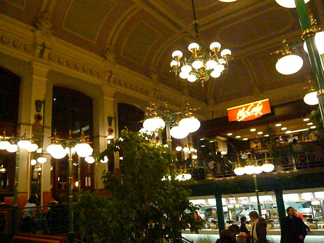 西駅の旧食堂を改装して作ったそうです。<br />シャンデリアが素敵です。