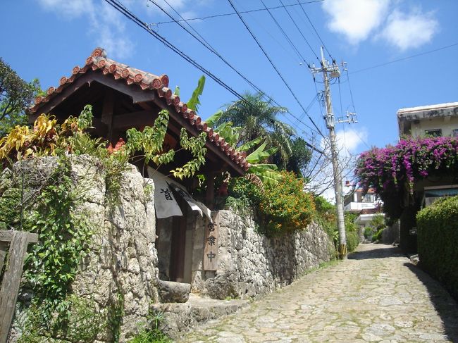 首里駅から識名園までは３km。<br />やることもないので歩いて行ったは良いけど、ろくに地図も見ていなかったので案の定迷った(T_T)<br /><br />結局、金城町の石畳の坂道を再び歩く。<br />途中にあった「首里殿内」さんで早めの昼食。
