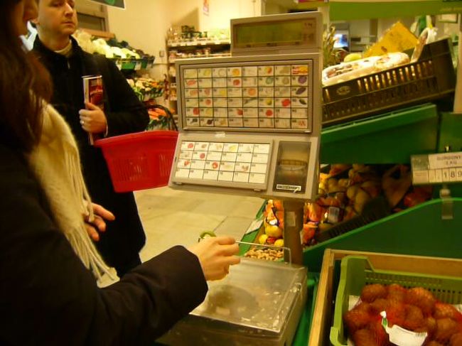 スーパーでは野菜をはかりに乗せて<br />それぞれの野菜スイッチを押すとバーコードが出てきます。<br />明日の朝ごはんもこれでOK！