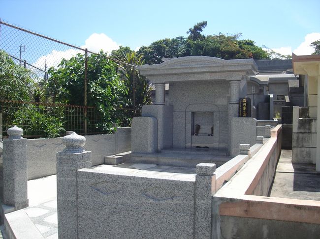 お腹が満たされたので先へ進みます。<br /><br />沖縄に来て思ったこと。<br />お墓がとても立派。<br />中には家みたいな大きさのお墓もあります。<br /><br />