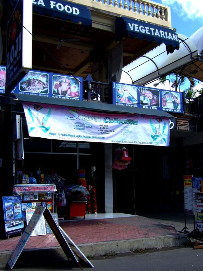 HOTELで朝食を食べたあとは付近をジャランジャラン。<br />HOTELからパドマ通方面へ２分、この建物の１階の小さなデスクが昨晩ウルワツ寺院のツアーをお願いした“BALI BUDGET TOUR”。<br />カウンター業務兼ガイドを少人数でこなしている小さな会社なので、アットホームな雰囲気で無理な営業も無かった。<br />スタッフは英語のみ対応だけれど、必要であればスタッフの兄弟の中から日本語が話せる人を呼んでくれるそう。<br />日本人なのに英語を話せることと、夫の名前がバリ語でとある動物の名前と同音というポイントが大層気にいったようで、前を通るたびに大声で「○○！16：30にロビー集合だよ！」と、何度も手を振ってくれた(笑。