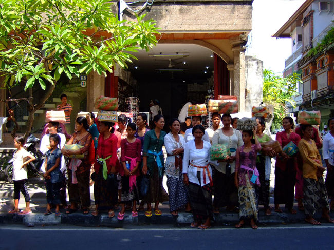 大通りに出てみると、正装した人々が一列に並び、視線は皆同じ方向を見つめている。