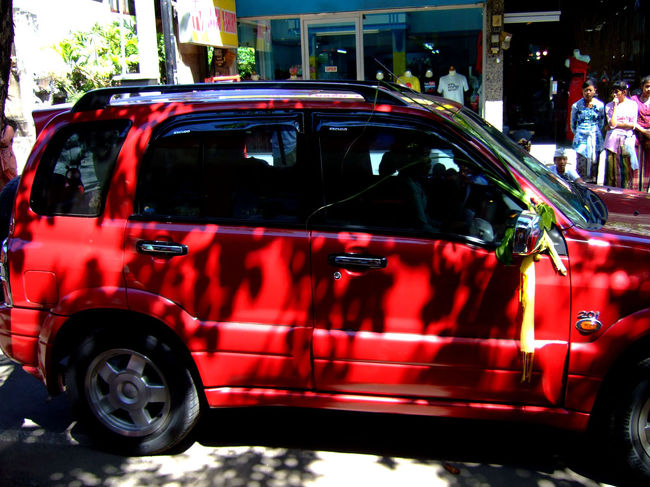 やがて、装飾された１台の乗用車が止まり…