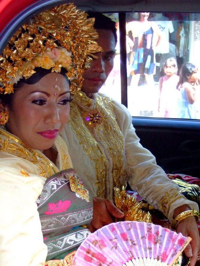 中には幸せそうに笑みを浮かべる花嫁の姿が。<br />ゴージャスなバリ式の衣装に身を包んだ姿は優雅そのもので、私が手にカメラを持っていたら、親戚のおじさんらしき男性が「撮れ、撮れ」とわざわざ車のドアを開けてくれた（笑。