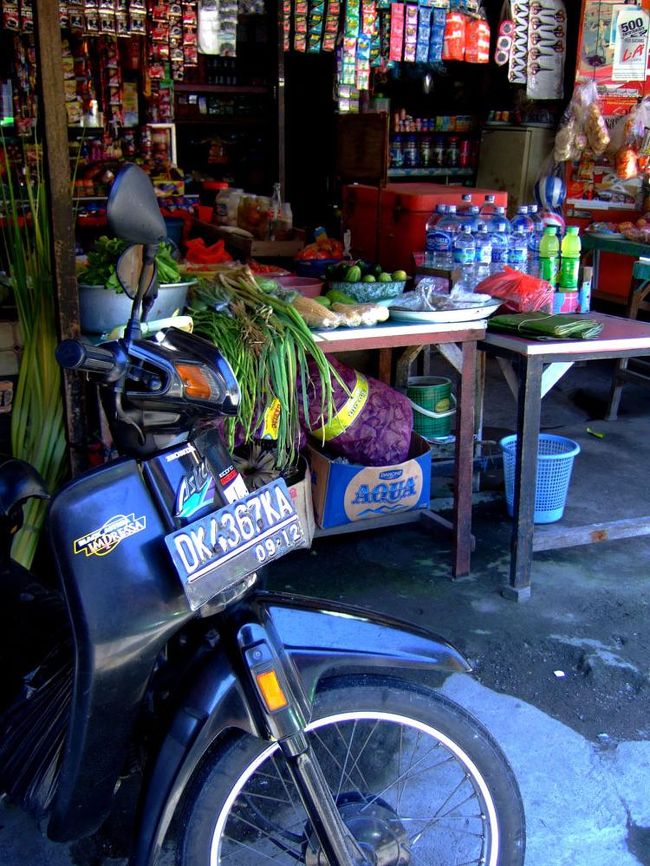 昼前にギラギラと輝く太陽は最高潮に達し、暑さで店番の姿も無かった。