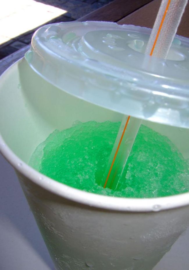 【レモン＆ライチ　フローズンジュース】20.000Rp<br />サッパリとした口当たりが心地よく、身体に染みる♪<br />無色透明か黄色かと思って蓋を開けてみたらびっくり…鮮やかなエメラルドグリーンだった。<br />