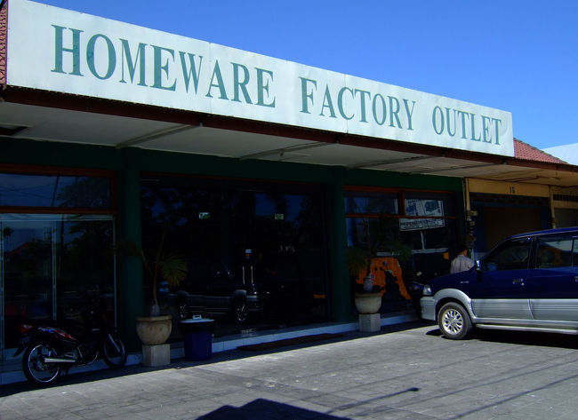 そのままTAXIを捕まえて向かった先は、バリの食器ブランド：ジェンガラケラミックのアウトレットの店“HOMEWARE FACTORY”。<br />場所はサンセットロード沿いにあり、周りに目立つ建物が無いので(アウトレットの建物自体もシンプル)道路を走りながらしっかりと目を凝らしていないと、見落としてしまうかも。<br />本当はジンバランのジェンガエラ本店に行きたかったけど、今回ジンバランに行くのはウルワツ寺院に行った後なので時間が無く、こちらに訪問。<br />アウトレットと言っても上手に探せばいいものに出会えるし、アウトレット価格の値札から更に20％オフしてくれるのでお得に購入できるのがウレシイ♪<br />例えば、ジェンガラ日本代理店で3000円で販売しているフランジパニ29cm丸皿がアウトレット価格で…750円と小躍りしてしまいそうな値段で販売されていた。<br />アウトレットはあくまでタイミングなので、人気の色や形に出会うのはなかなか難しいけど、そこは運(笑。<br />私の食器収集癖(４-６セットずつ揃えるので)を痛感している夫が「誰が運ぶの？持って帰れるの？10枚までだよ？」と、ずっと目を光らせていたのであまり購入できず残念だったけど、結局ジェンガラ熱が加速して帰国後、日本代理店で高い高い金額で購入してしまった。