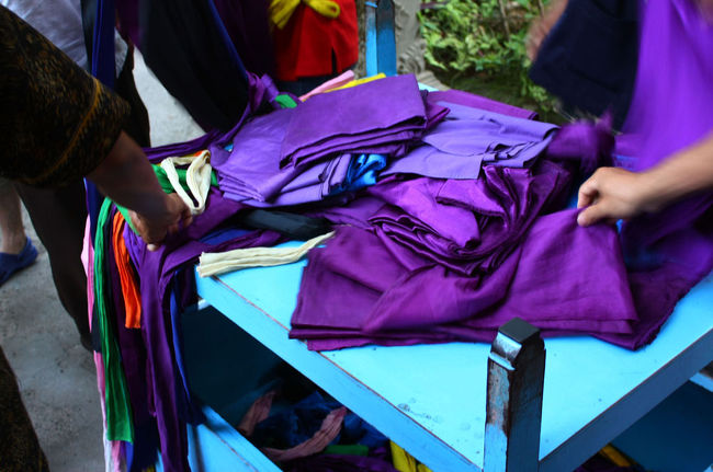 HOMEWARE FACTORYでスタッフにお願いして、ブルーバードTAXIを呼んで貰いHOTELへ戻ると約束の時間ギリギリに！<br />運賃は、サンセットロード沿いの店からHOTELまで19.000Rpだった。<br />16：30にHOTELロビーに迎えに来てくれたガイド＆ドライバーと共にさぁ出発！<br />今回の内容は…HOTEL⇒ウルワツ寺院⇒ケチャックダンス鑑賞⇒ジンバラン・ベイのシーフード屋台⇒HOTELプランで、２人で250.000Rp(食事・入場料別)。<br />本当はウルワツの前に、ヌサドゥアビーチに立ち寄ってもらう予定だったけど、夕陽を見るタイミングに間に合わないかもしれないので、ウルワツ寺院へ直行することになった。<br />寺院入場料は１人：3.000Rpで、入口でサロンを手渡されるのでガイドに手伝ってもらい着用する。