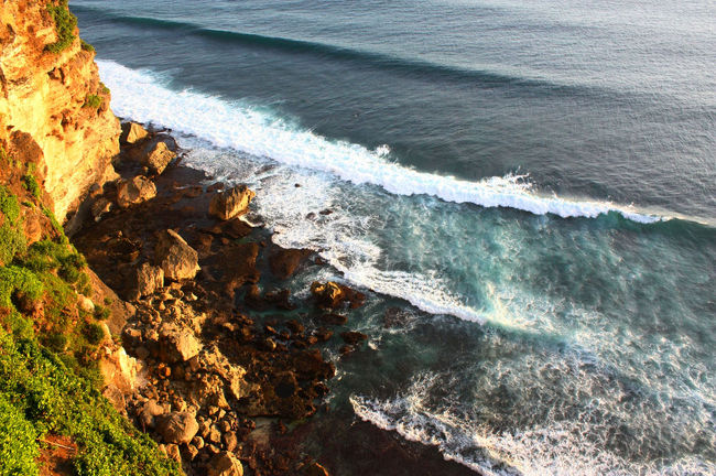 崖下を覗いてみると、思いのほか波が荒い。