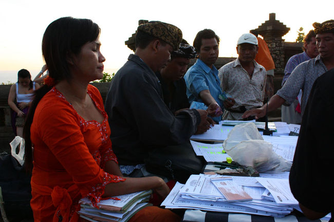 そのまま進んでいくとケチャック・ダンスのチケット売り場があり、各自鑑賞チケットを購入する。