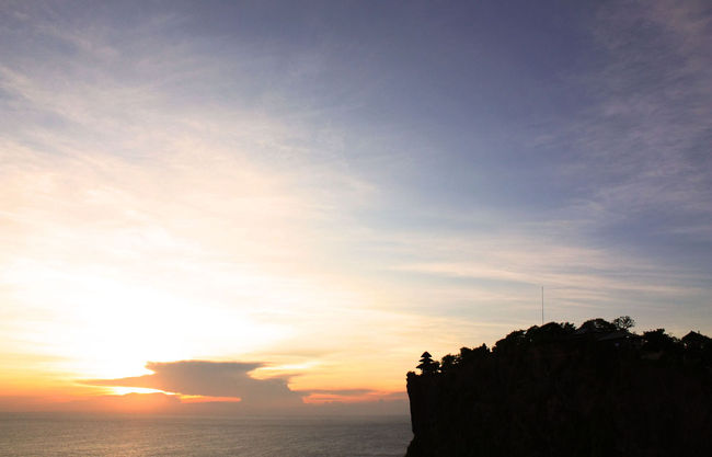 太陽が完全に沈みきる少し前に男性が奇声を発し、それを合図に声で刻むリズムと旋律でバリ伝統舞踊がスタートした。<br />続きは08へ。